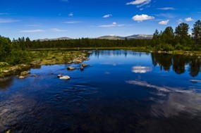 天空湖泊倒影图片